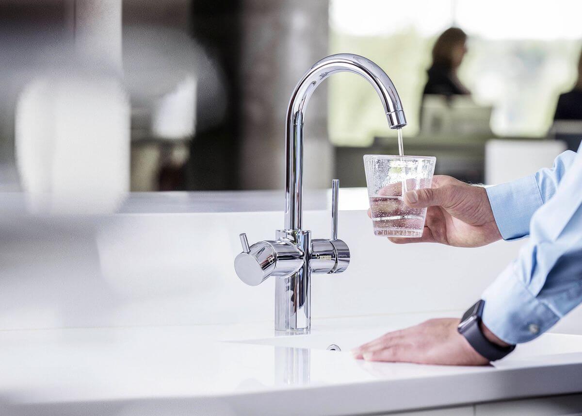Na boj proti dehydratácii je stále najosvedčenejšia čistá pitná voda